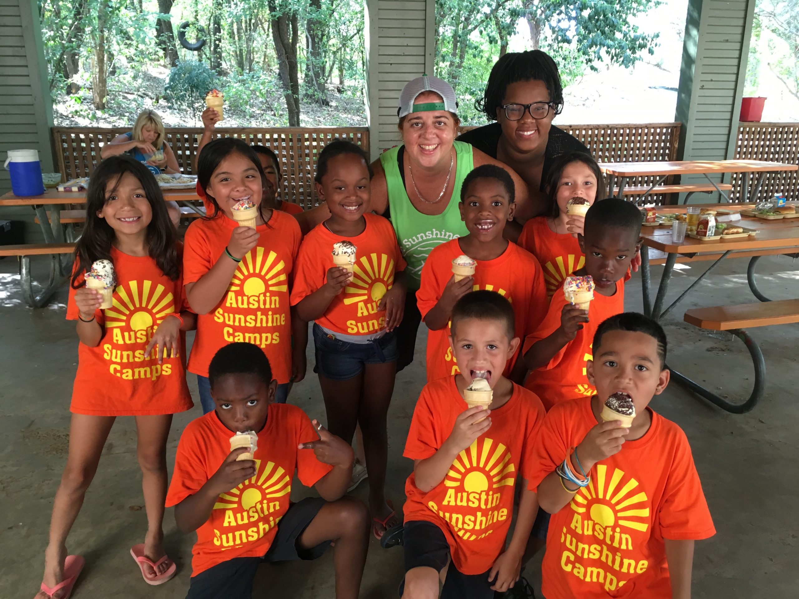 Un grupo de campistas del Austin Sunshine Camp