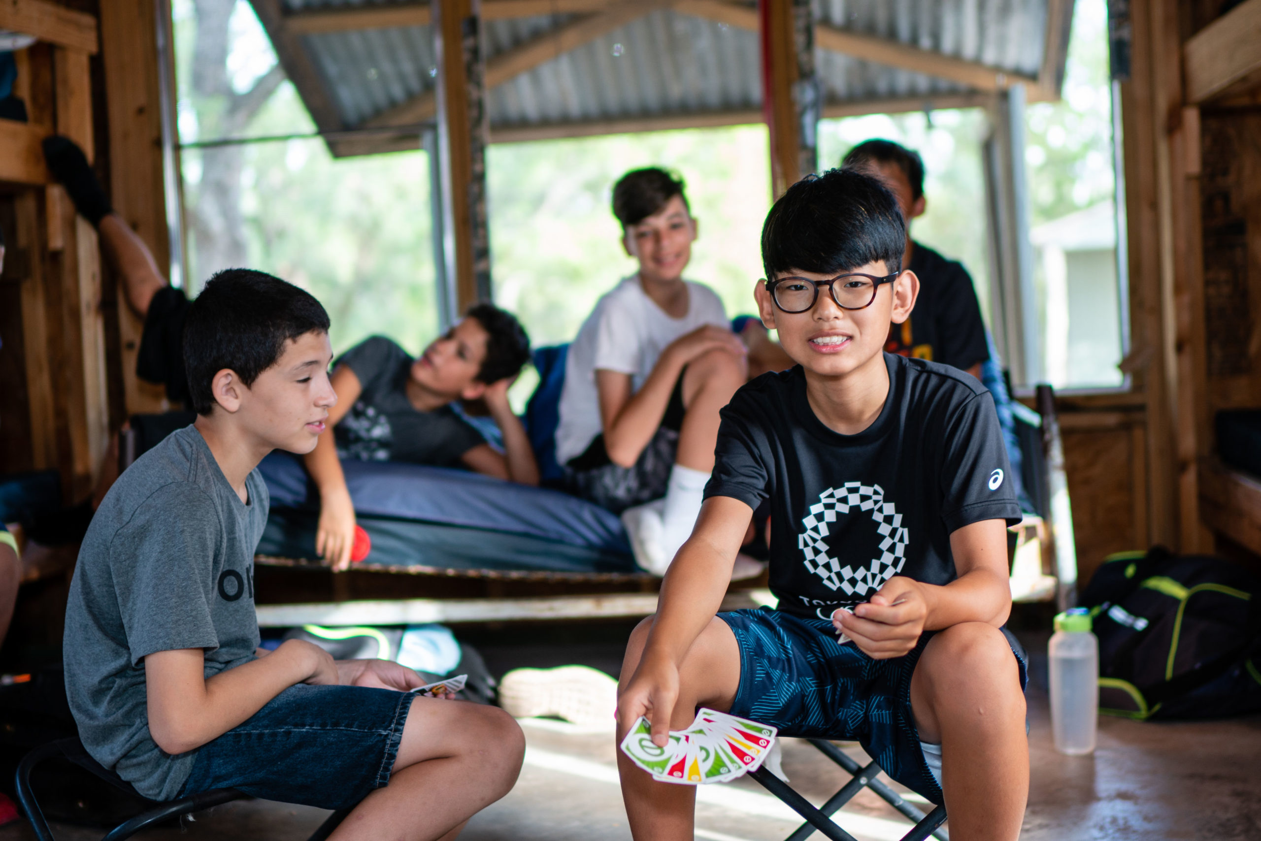 Niños campistas en Austin Sunshine Camps pasando el rato en la cabaña
