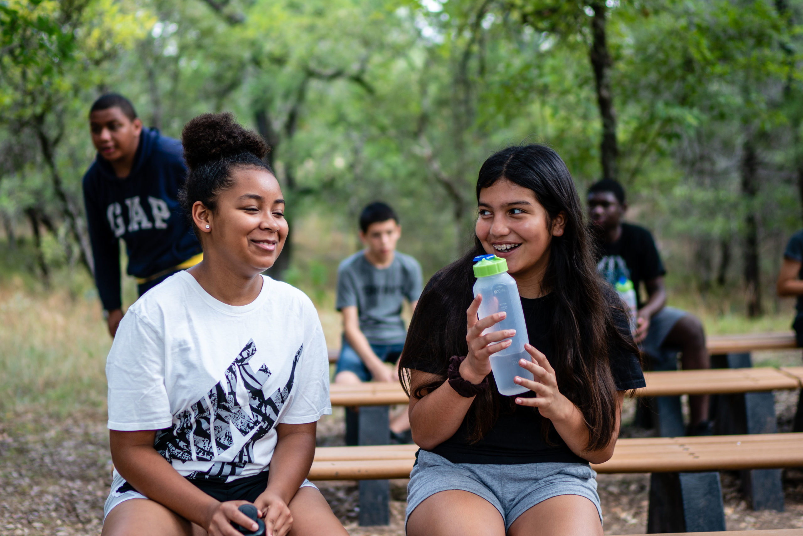 Dos mujeres campistas riéndose de Austin Sunshine Camps Lake Travis Summer Camp