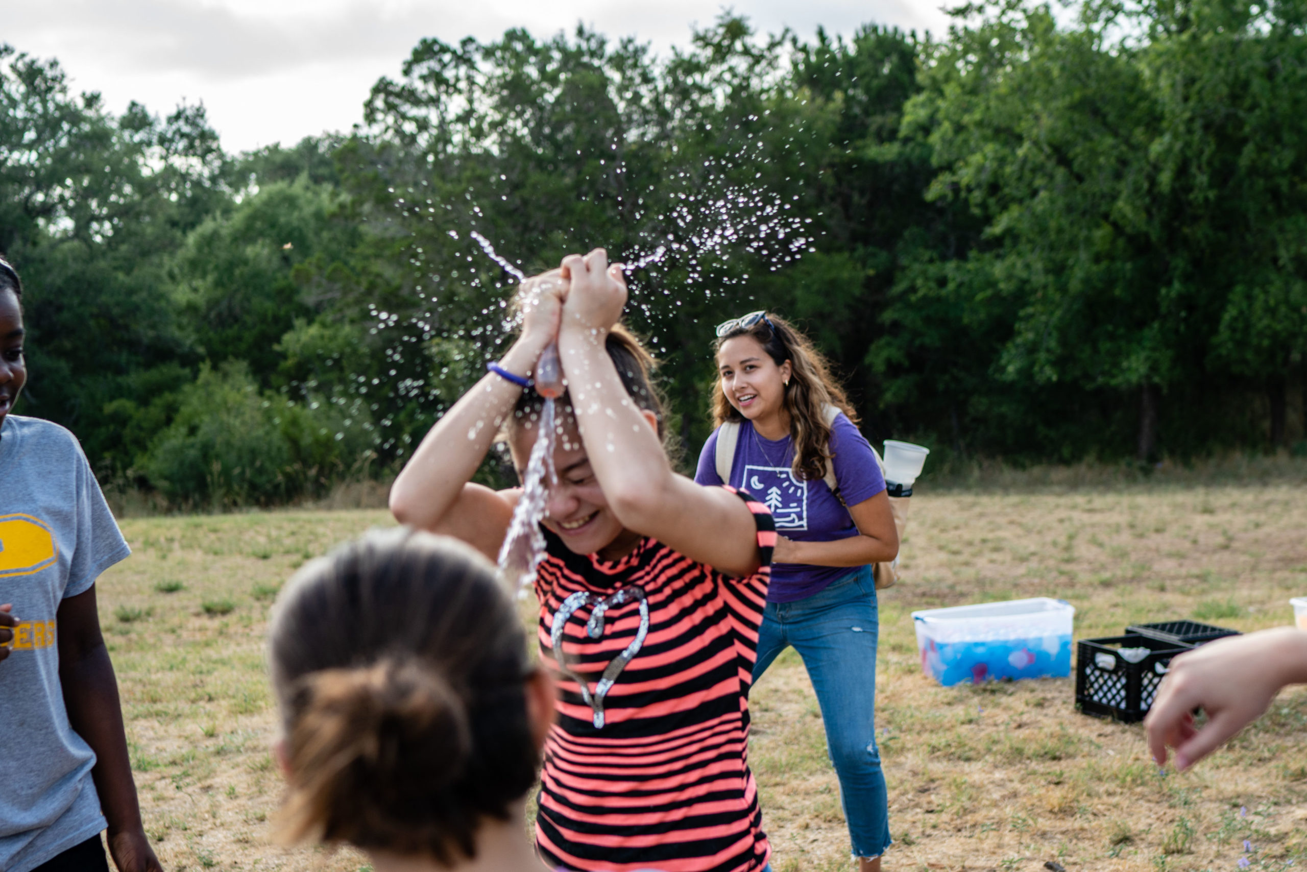 Dos campistas jugando con globos de agua en Austin Sunshine Camps