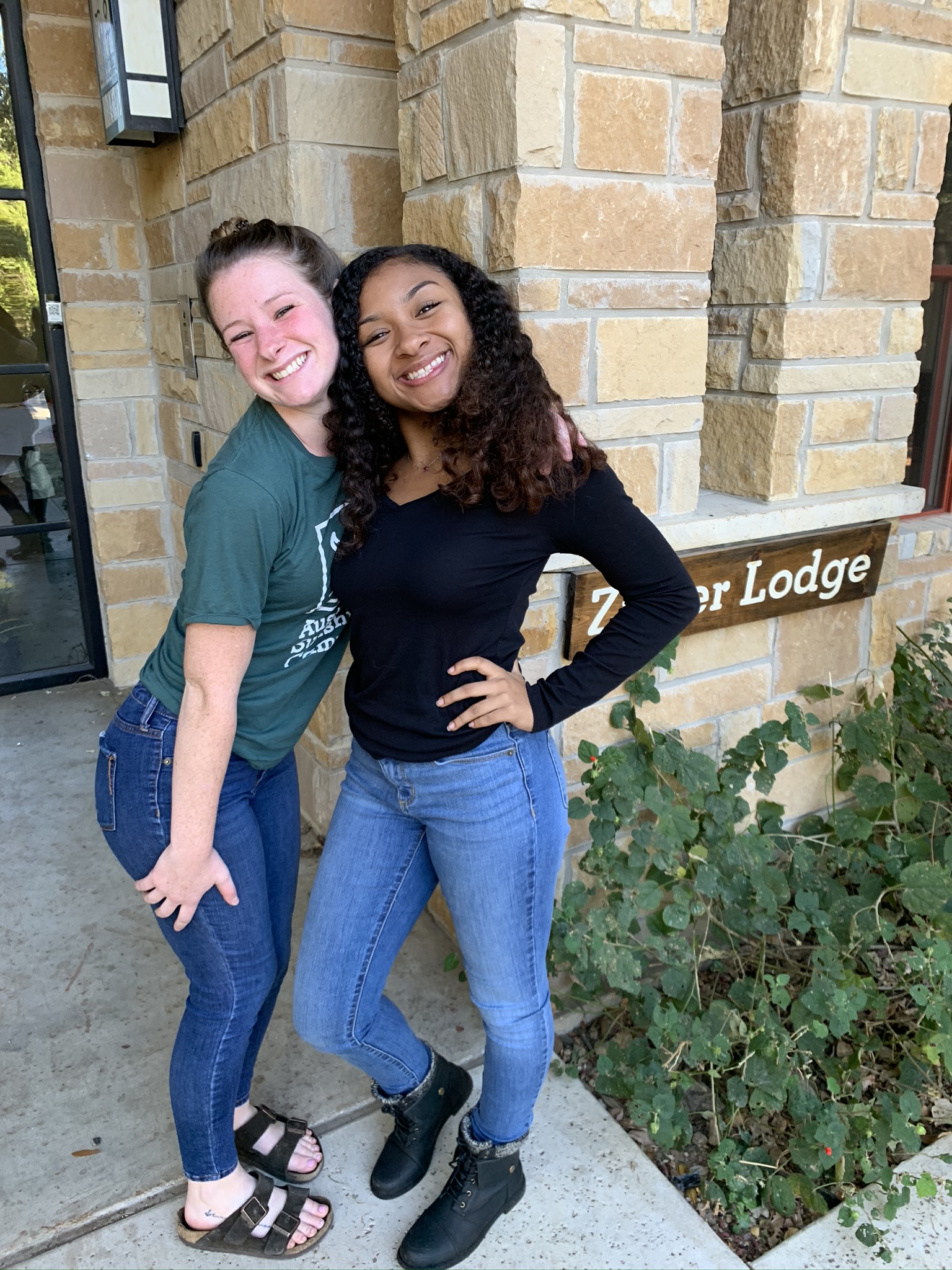 Dos mujeres jóvenes posan para una foto en el campamento Zilker Park de Austin Sunshine Camp