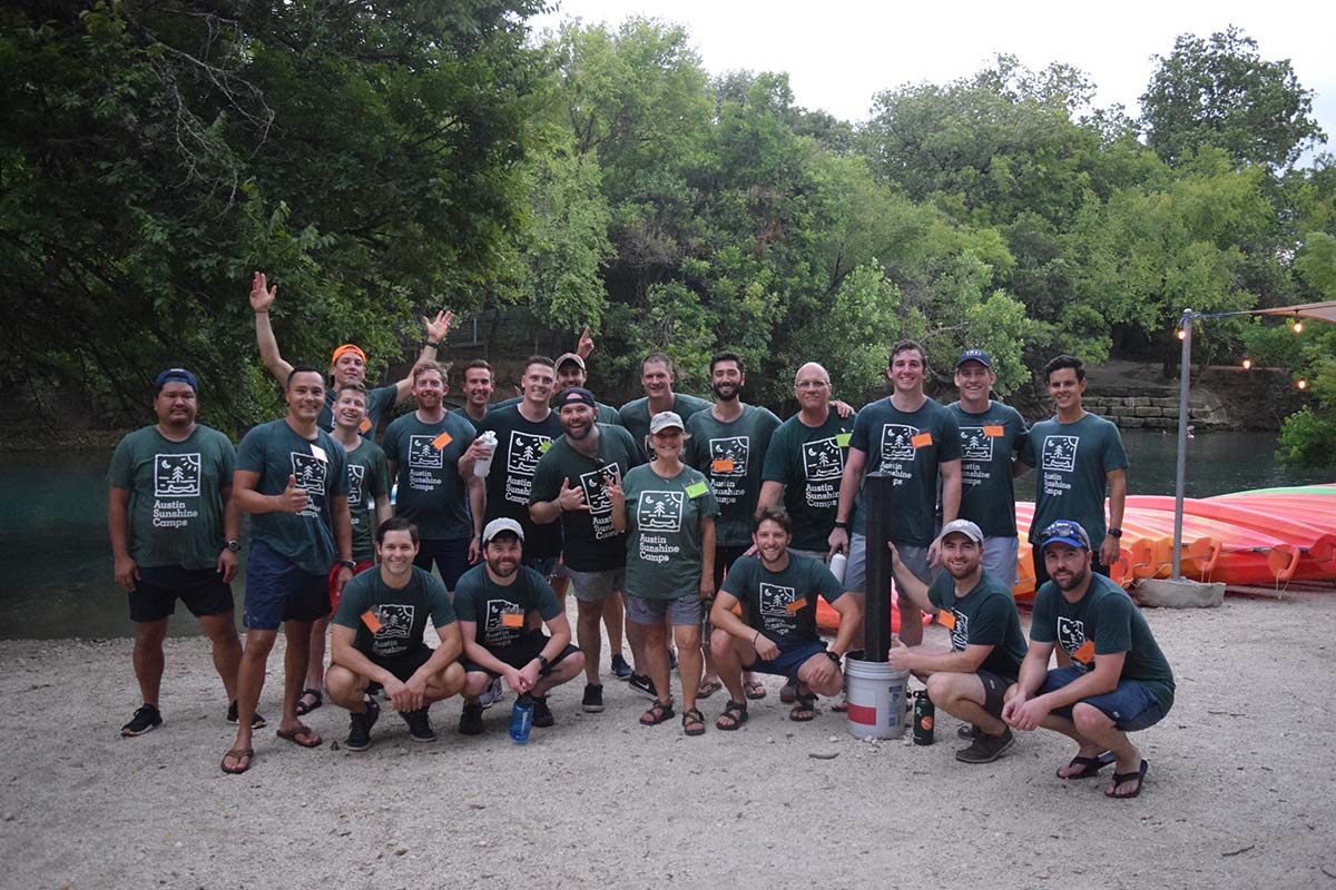 Grupo de consejeros y voluntarios del Austin Sunshine Camp posando para una foto grupal