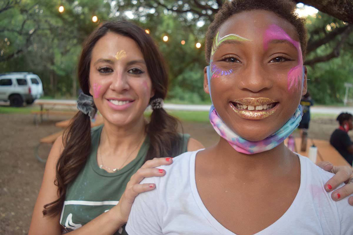 Voluntario de Austin Sunshine Camps posando para una foto