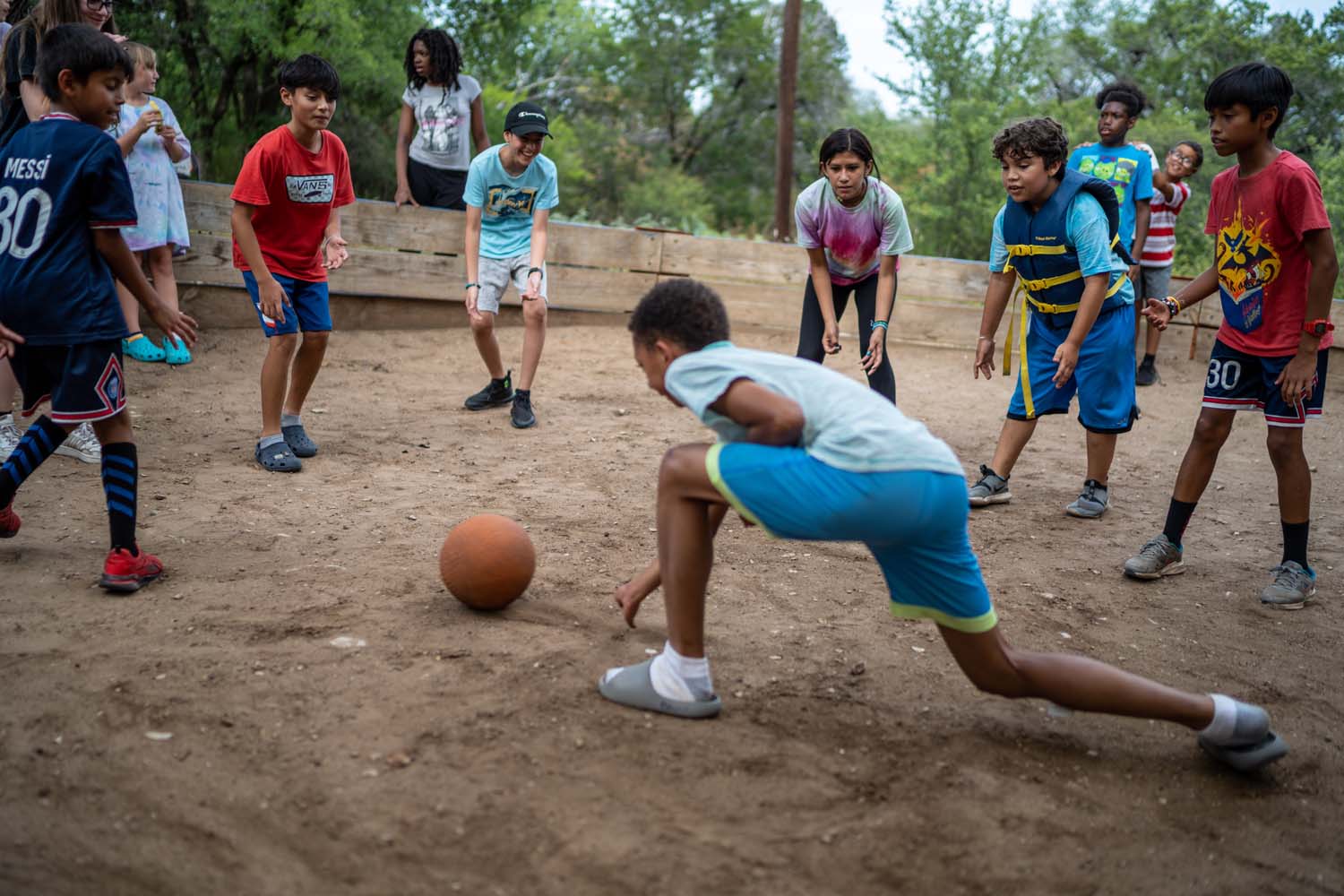 Un grupo de campistas de Austin Sunshine jugando un juego.