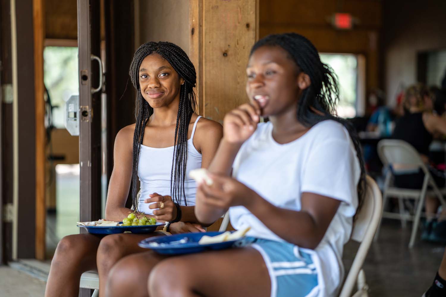 Dos campistas de Lake Travis comiendo