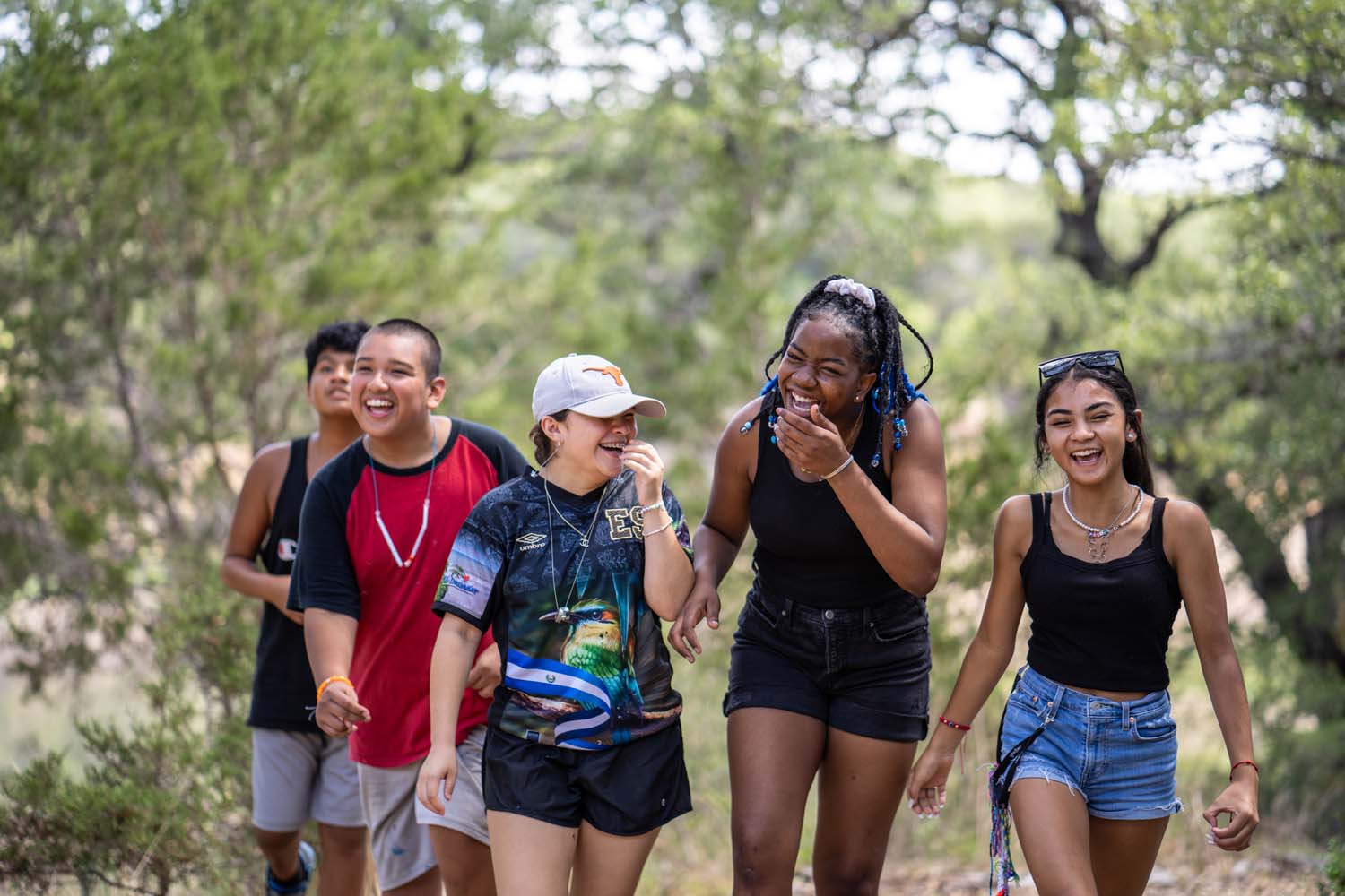 Cinco campistas de Lake Travis riendo