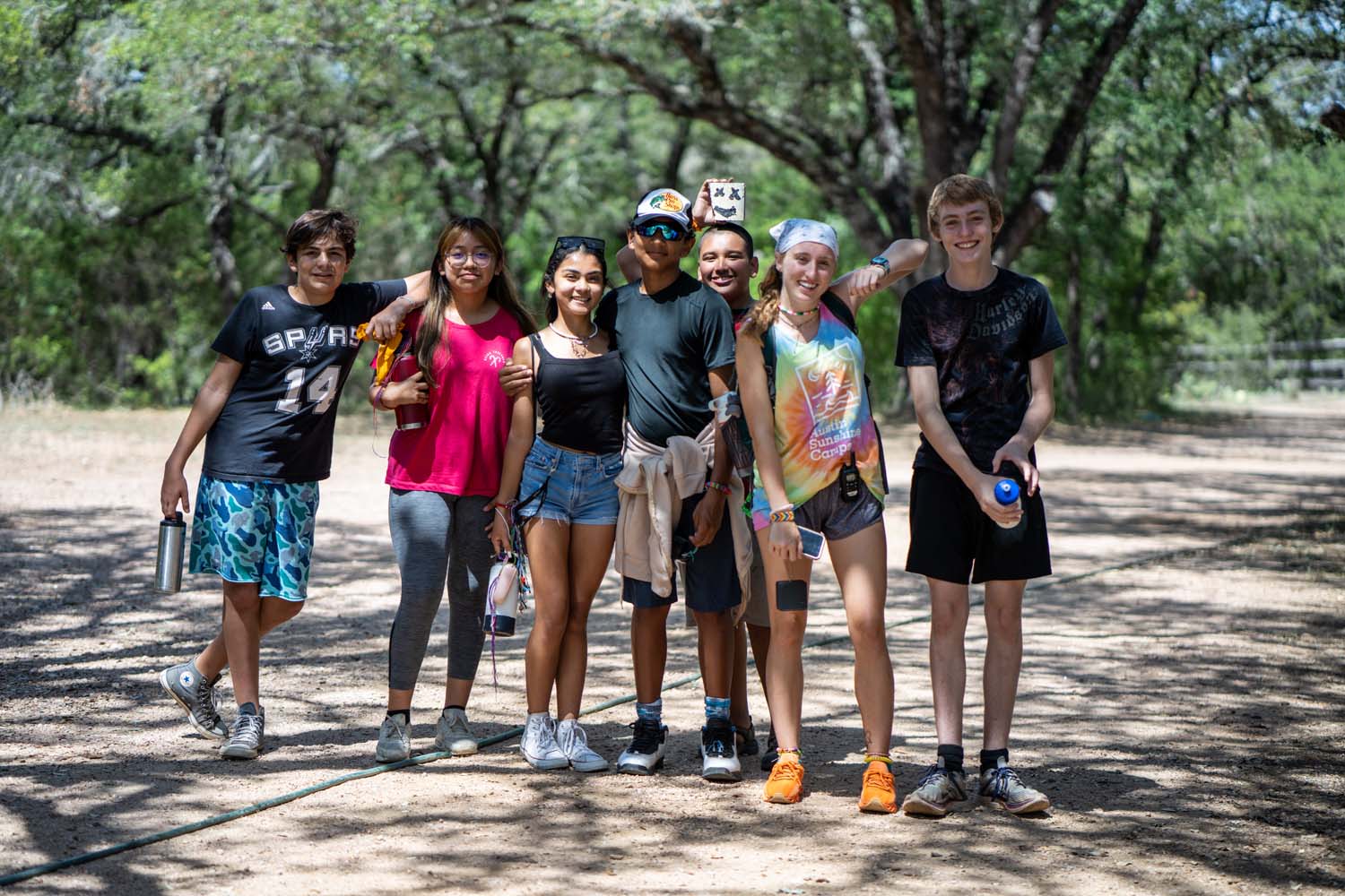 Un grupo de campistas de Lake Travis posando para una foto